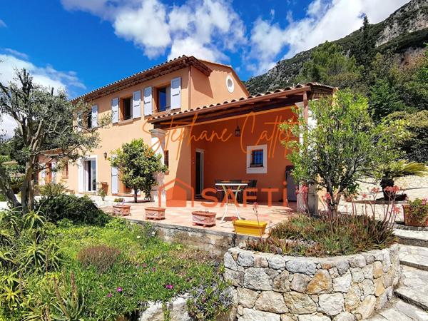 Magnifique villa avec vue panoramique et aperçu mer