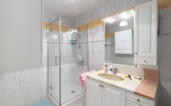 Appartement à vendre    3 pièces • 70,46 m2 Saint-Raphaël