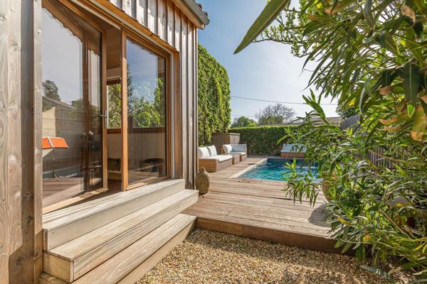 Maison en pierre avec piscine et dépendance