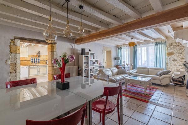 Maison en pierre avec piscine et dépendance