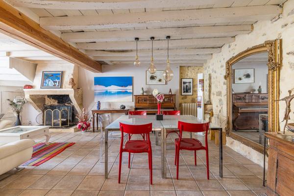 Maison en pierre avec piscine et dépendance