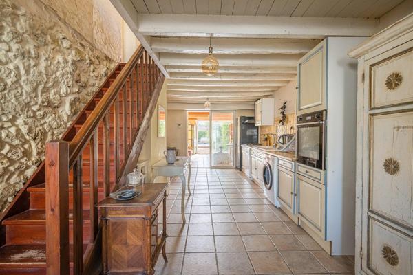 Maison en pierre avec piscine et dépendance