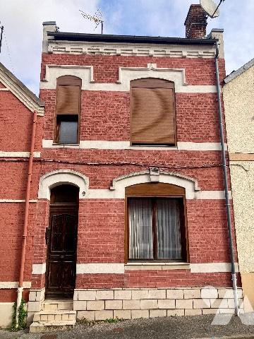 SAINT-QUENTIN, MAISON DE VILLE AVEC GRANDE COUR