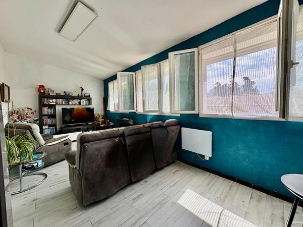 Traversant et lumineux ? Appartement T3/4 87 m2 avec grand séjour et potentiel rare à Trets