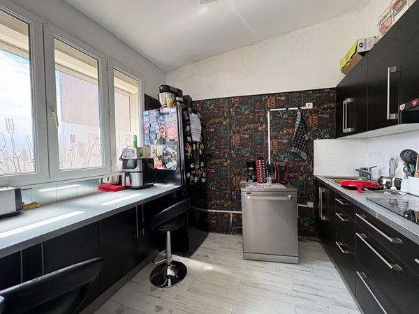 Traversant et lumineux ? Appartement T3/4 87 m2 avec grand séjour et potentiel rare à Trets