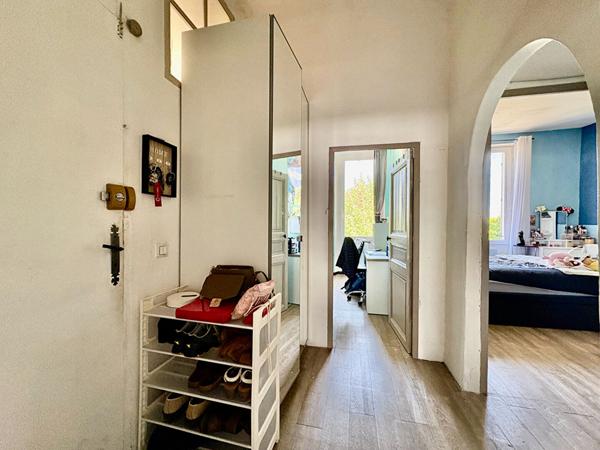 Traversant et lumineux ? Appartement T3/4 87 m2 avec grand séjour et potentiel rare à Trets