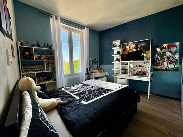 Traversant et lumineux ? Appartement T3/4 87 m2 avec grand séjour et potentiel rare à Trets