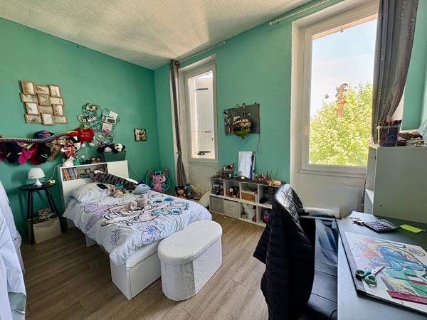Traversant et lumineux ? Appartement T3/4 87 m2 avec grand séjour et potentiel rare à Trets