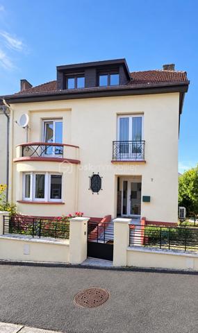 Vous recherchez une maison familiale avec du caractère, de beaux volumes et un véritable potentiel d’évolution ?

Alors venez découvrir dans le quartier recherché de Neunkirch, Allmend, Cité Gregersberg à Sarreguemines, cette belle maison de type maison de maître d’une surface habitable de 187 m² implantée sur une parcelle de 4,30 ares .

Dès l’entrée, vous serez accueillis par un espace desservant les différentes pièces de vie : salon, salle à manger, cuisine ainsi qu’un WC indépendant.

Au premier étage, vous découvrirez trois belles chambres ainsi qu’une salle de bains avec WC.

Le deuxième étage, entièrement aménagé, offre de beaux volumes et un potentiel supplémentaire que je vous laisse le plaisir de découvrir lors de votre visite.

La maison bénéficie également d’un sous-sol complet, composé d’un garage, d’un espace buanderie ainsi que de trois pièces supplémentaires, pouvant être aménagées selon vos besoins en atelier, espaces de rangement ou stockage.

À l’extérieur, vous profiterez d’un agréable jardin arboré et entièrement clôturé, ainsi que d’un chemin d’accès au garage, sécurisé par un portail automatique.

Idéalement située, cette maison offre de nombreuses possibilités pour une vie de famille ou pour un projet évolutif voir bi-familiale. Des travaux de modernisation permettront de révéler pleinement son potentiel et de créer un intérieur à votre image.

Les atouts :
187 m² habitables
Terrain de 4,30 ares
3 chambres + espaces supplémentaires
Sous-sol complet
Garage
Jardin arboré et clôturé
Portail automatique
DPE : D / GES : D
Beaux volumes et fort potentiel


Une maison pleine de potentiel qui mérite d’être découverte… Je vous invite à venir la visiter pour en apprécier pleinement les volumes et les possibilités.
