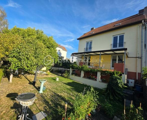 Vous recherchez une maison familiale avec du caractère, de beaux volumes et un véritable potentiel d’évolution ?

Alors venez découvrir dans le quartier recherché de Neunkirch, Allmend, Cité Gregersberg à Sarreguemines, cette belle maison de type maison de maître d’une surface habitable de 187 m² implantée sur une parcelle de 4,30 ares .

Dès l’entrée, vous serez accueillis par un espace desservant les différentes pièces de vie : salon, salle à manger, cuisine ainsi qu’un WC indépendant.

Au premier étage, vous découvrirez trois belles chambres ainsi qu’une salle de bains avec WC.

Le deuxième étage, entièrement aménagé, offre de beaux volumes et un potentiel supplémentaire que je vous laisse le plaisir de découvrir lors de votre visite.

La maison bénéficie également d’un sous-sol complet, composé d’un garage, d’un espace buanderie ainsi que de trois pièces supplémentaires, pouvant être aménagées selon vos besoins en atelier, espaces de rangement ou stockage.

À l’extérieur, vous profiterez d’un agréable jardin arboré et entièrement clôturé, ainsi que d’un chemin d’accès au garage, sécurisé par un portail automatique.

Idéalement située, cette maison offre de nombreuses possibilités pour une vie de famille ou pour un projet évolutif voir bi-familiale. Des travaux de modernisation permettront de révéler pleinement son potentiel et de créer un intérieur à votre image.

Les atouts :
187 m² habitables
Terrain de 4,30 ares
3 chambres + espaces supplémentaires
Sous-sol complet
Garage
Jardin arboré et clôturé
Portail automatique
DPE : D / GES : D
Beaux volumes et fort potentiel


Une maison pleine de potentiel qui mérite d’être découverte… Je vous invite à venir la visiter pour en apprécier pleinement les volumes et les possibilités.