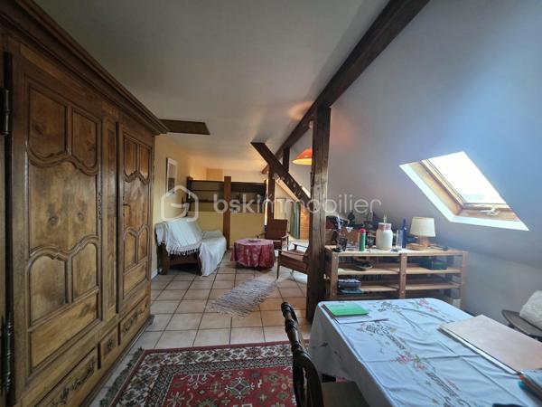 Vous recherchez une maison familiale avec du caractère, de beaux volumes et un véritable potentiel d’évolution ?

Alors venez découvrir dans le quartier recherché de Neunkirch, Allmend, Cité Gregersberg à Sarreguemines, cette belle maison de type maison de maître d’une surface habitable de 187 m² implantée sur une parcelle de 4,30 ares .

Dès l’entrée, vous serez accueillis par un espace desservant les différentes pièces de vie : salon, salle à manger, cuisine ainsi qu’un WC indépendant.

Au premier étage, vous découvrirez trois belles chambres ainsi qu’une salle de bains avec WC.

Le deuxième étage, entièrement aménagé, offre de beaux volumes et un potentiel supplémentaire que je vous laisse le plaisir de découvrir lors de votre visite.

La maison bénéficie également d’un sous-sol complet, composé d’un garage, d’un espace buanderie ainsi que de trois pièces supplémentaires, pouvant être aménagées selon vos besoins en atelier, espaces de rangement ou stockage.

À l’extérieur, vous profiterez d’un agréable jardin arboré et entièrement clôturé, ainsi que d’un chemin d’accès au garage, sécurisé par un portail automatique.

Idéalement située, cette maison offre de nombreuses possibilités pour une vie de famille ou pour un projet évolutif voir bi-familiale. Des travaux de modernisation permettront de révéler pleinement son potentiel et de créer un intérieur à votre image.

Les atouts :
187 m² habitables
Terrain de 4,30 ares
3 chambres + espaces supplémentaires
Sous-sol complet
Garage
Jardin arboré et clôturé
Portail automatique
DPE : D / GES : D
Beaux volumes et fort potentiel


Une maison pleine de potentiel qui mérite d’être découverte… Je vous invite à venir la visiter pour en apprécier pleinement les volumes et les possibilités.