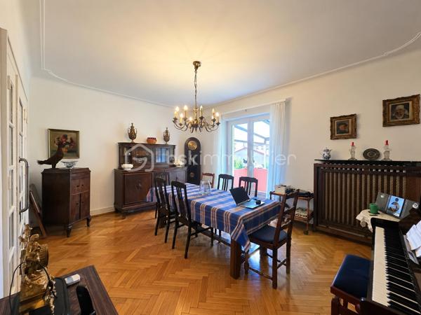 Vous recherchez une maison familiale avec du caractère, de beaux volumes et un véritable potentiel d’évolution ?

Alors venez découvrir dans le quartier recherché de Neunkirch, Allmend, Cité Gregersberg à Sarreguemines, cette belle maison de type maison de maître d’une surface habitable de 187 m² implantée sur une parcelle de 4,30 ares .

Dès l’entrée, vous serez accueillis par un espace desservant les différentes pièces de vie : salon, salle à manger, cuisine ainsi qu’un WC indépendant.

Au premier étage, vous découvrirez trois belles chambres ainsi qu’une salle de bains avec WC.

Le deuxième étage, entièrement aménagé, offre de beaux volumes et un potentiel supplémentaire que je vous laisse le plaisir de découvrir lors de votre visite.

La maison bénéficie également d’un sous-sol complet, composé d’un garage, d’un espace buanderie ainsi que de trois pièces supplémentaires, pouvant être aménagées selon vos besoins en atelier, espaces de rangement ou stockage.

À l’extérieur, vous profiterez d’un agréable jardin arboré et entièrement clôturé, ainsi que d’un chemin d’accès au garage, sécurisé par un portail automatique.

Idéalement située, cette maison offre de nombreuses possibilités pour une vie de famille ou pour un projet évolutif voir bi-familiale. Des travaux de modernisation permettront de révéler pleinement son potentiel et de créer un intérieur à votre image.

Les atouts :
187 m² habitables
Terrain de 4,30 ares
3 chambres + espaces supplémentaires
Sous-sol complet
Garage
Jardin arboré et clôturé
Portail automatique
DPE : D / GES : D
Beaux volumes et fort potentiel


Une maison pleine de potentiel qui mérite d’être découverte… Je vous invite à venir la visiter pour en apprécier pleinement les volumes et les possibilités.