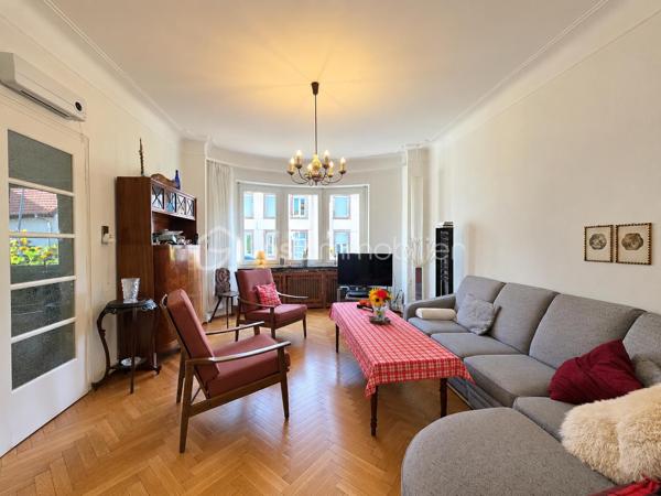 Vous recherchez une maison familiale avec du caractère, de beaux volumes et un véritable potentiel d’évolution ?

Alors venez découvrir dans le quartier recherché de Neunkirch, Allmend, Cité Gregersberg à Sarreguemines, cette belle maison de type maison de maître d’une surface habitable de 187 m² implantée sur une parcelle de 4,30 ares .

Dès l’entrée, vous serez accueillis par un espace desservant les différentes pièces de vie : salon, salle à manger, cuisine ainsi qu’un WC indépendant.

Au premier étage, vous découvrirez trois belles chambres ainsi qu’une salle de bains avec WC.

Le deuxième étage, entièrement aménagé, offre de beaux volumes et un potentiel supplémentaire que je vous laisse le plaisir de découvrir lors de votre visite.

La maison bénéficie également d’un sous-sol complet, composé d’un garage, d’un espace buanderie ainsi que de trois pièces supplémentaires, pouvant être aménagées selon vos besoins en atelier, espaces de rangement ou stockage.

À l’extérieur, vous profiterez d’un agréable jardin arboré et entièrement clôturé, ainsi que d’un chemin d’accès au garage, sécurisé par un portail automatique.

Idéalement située, cette maison offre de nombreuses possibilités pour une vie de famille ou pour un projet évolutif voir bi-familiale. Des travaux de modernisation permettront de révéler pleinement son potentiel et de créer un intérieur à votre image.

Les atouts :
187 m² habitables
Terrain de 4,30 ares
3 chambres + espaces supplémentaires
Sous-sol complet
Garage
Jardin arboré et clôturé
Portail automatique
DPE : D / GES : D
Beaux volumes et fort potentiel


Une maison pleine de potentiel qui mérite d’être découverte… Je vous invite à venir la visiter pour en apprécier pleinement les volumes et les possibilités.