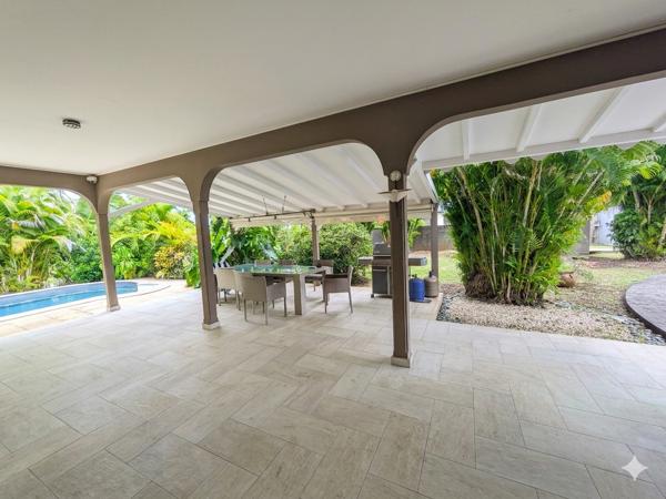 Villa familiale 172 m² Piscine et Bungalow Petit-Bourg