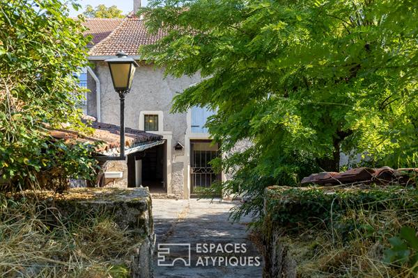 Maison lorraine aux poutres apparentes à réinventer et son vaste terrain