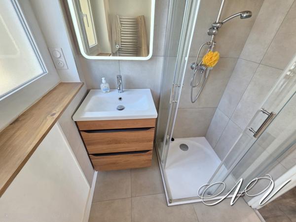 T2 CABINE D'EXCEPTION - ENTIEREMENT RENOVE - VUE LATERALE MER