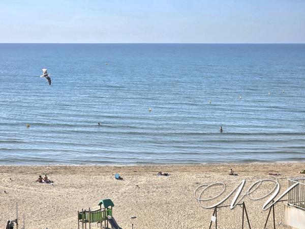 T2 CABINE D'EXCEPTION - ENTIEREMENT RENOVE - VUE LATERALE MER