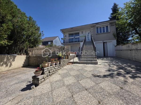 Je vous propose cette maison familiale de 136m² à Nemours, au cœur d’un quartier recherché où tout se fait à pied: écoles, hôpital, commerces, transports ... un quotidien fluide et pratique pour une vie familiale sereine

Au rez de chaussée, une entrée élégante mène à un séjour baigné de lumière, une cuisine indépendante aménagée et équipée, deux chambres, une salle d’eau, un wc, ainsi qu’un bureau offrant un accès direct à l’étage

À l’étage, vous découvrirez deux vastes chambres au charme indéniable et une salle d’eau avec wc, pensées pour le confort et l’intimité de chacun

La maison bénéficie d’un sous‑sol total, d’un jardin clos et arboré avec abri de jardin, et d’une cour permettant le stationnement de plusieurs véhicules

Rénovée avec des matériaux de qualité et un sens du détail remarquable, cette maison offre une atmosphère chaleureuse et raffinée, prête à accueillir une famille en quête de confort, de style et de praticité