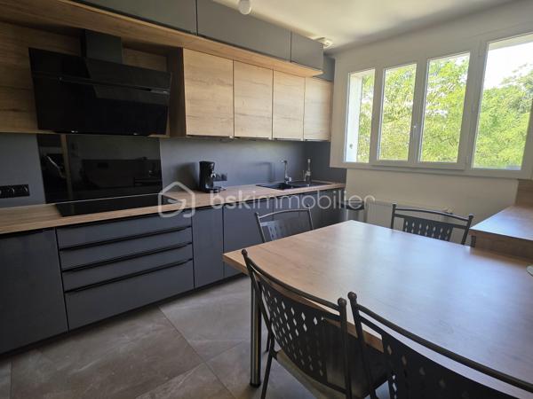 Je vous propose cette maison familiale de 136m² à Nemours, au cœur d’un quartier recherché où tout se fait à pied: écoles, hôpital, commerces, transports ... un quotidien fluide et pratique pour une vie familiale sereine

Au rez de chaussée, une entrée élégante mène à un séjour baigné de lumière, une cuisine indépendante aménagée et équipée, deux chambres, une salle d’eau, un wc, ainsi qu’un bureau offrant un accès direct à l’étage

À l’étage, vous découvrirez deux vastes chambres au charme indéniable et une salle d’eau avec wc, pensées pour le confort et l’intimité de chacun

La maison bénéficie d’un sous‑sol total, d’un jardin clos et arboré avec abri de jardin, et d’une cour permettant le stationnement de plusieurs véhicules

Rénovée avec des matériaux de qualité et un sens du détail remarquable, cette maison offre une atmosphère chaleureuse et raffinée, prête à accueillir une famille en quête de confort, de style et de praticité