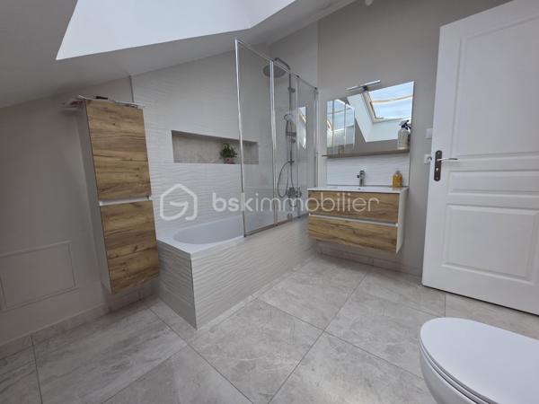 Je vous propose cette maison familiale de 136m² à Nemours, au cœur d’un quartier recherché où tout se fait à pied: écoles, hôpital, commerces, transports ... un quotidien fluide et pratique pour une vie familiale sereine

Au rez de chaussée, une entrée élégante mène à un séjour baigné de lumière, une cuisine indépendante aménagée et équipée, deux chambres, une salle d’eau, un wc, ainsi qu’un bureau offrant un accès direct à l’étage

À l’étage, vous découvrirez deux vastes chambres au charme indéniable et une salle d’eau avec wc, pensées pour le confort et l’intimité de chacun

La maison bénéficie d’un sous‑sol total, d’un jardin clos et arboré avec abri de jardin, et d’une cour permettant le stationnement de plusieurs véhicules

Rénovée avec des matériaux de qualité et un sens du détail remarquable, cette maison offre une atmosphère chaleureuse et raffinée, prête à accueillir une famille en quête de confort, de style et de praticité