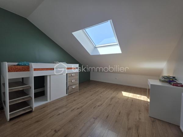 Je vous propose cette maison familiale de 136m² à Nemours, au cœur d’un quartier recherché où tout se fait à pied: écoles, hôpital, commerces, transports ... un quotidien fluide et pratique pour une vie familiale sereine

Au rez de chaussée, une entrée élégante mène à un séjour baigné de lumière, une cuisine indépendante aménagée et équipée, deux chambres, une salle d’eau, un wc, ainsi qu’un bureau offrant un accès direct à l’étage

À l’étage, vous découvrirez deux vastes chambres au charme indéniable et une salle d’eau avec wc, pensées pour le confort et l’intimité de chacun

La maison bénéficie d’un sous‑sol total, d’un jardin clos et arboré avec abri de jardin, et d’une cour permettant le stationnement de plusieurs véhicules

Rénovée avec des matériaux de qualité et un sens du détail remarquable, cette maison offre une atmosphère chaleureuse et raffinée, prête à accueillir une famille en quête de confort, de style et de praticité