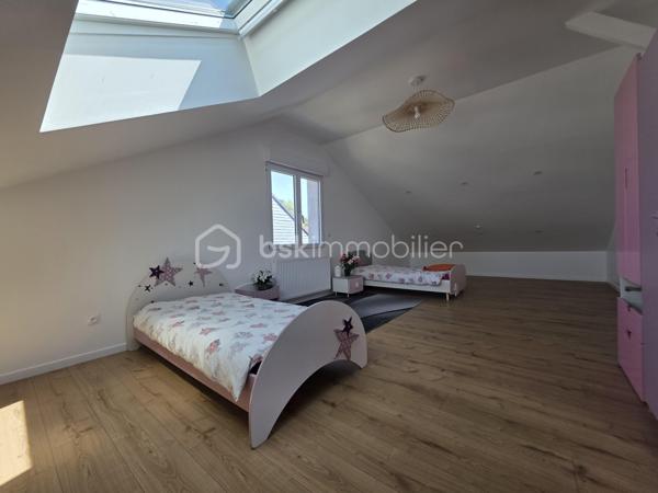 Je vous propose cette maison familiale de 136m² à Nemours, au cœur d’un quartier recherché où tout se fait à pied: écoles, hôpital, commerces, transports ... un quotidien fluide et pratique pour une vie familiale sereine

Au rez de chaussée, une entrée élégante mène à un séjour baigné de lumière, une cuisine indépendante aménagée et équipée, deux chambres, une salle d’eau, un wc, ainsi qu’un bureau offrant un accès direct à l’étage

À l’étage, vous découvrirez deux vastes chambres au charme indéniable et une salle d’eau avec wc, pensées pour le confort et l’intimité de chacun

La maison bénéficie d’un sous‑sol total, d’un jardin clos et arboré avec abri de jardin, et d’une cour permettant le stationnement de plusieurs véhicules

Rénovée avec des matériaux de qualité et un sens du détail remarquable, cette maison offre une atmosphère chaleureuse et raffinée, prête à accueillir une famille en quête de confort, de style et de praticité