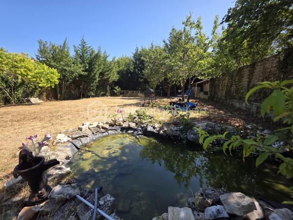 Je vous propose cette maison familiale de 136m² à Nemours, au cœur d’un quartier recherché où tout se fait à pied: écoles, hôpital, commerces, transports ... un quotidien fluide et pratique pour une vie familiale sereine

Au rez de chaussée, une entrée élégante mène à un séjour baigné de lumière, une cuisine indépendante aménagée et équipée, deux chambres, une salle d’eau, un wc, ainsi qu’un bureau offrant un accès direct à l’étage

À l’étage, vous découvrirez deux vastes chambres au charme indéniable et une salle d’eau avec wc, pensées pour le confort et l’intimité de chacun

La maison bénéficie d’un sous‑sol total, d’un jardin clos et arboré avec abri de jardin, et d’une cour permettant le stationnement de plusieurs véhicules

Rénovée avec des matériaux de qualité et un sens du détail remarquable, cette maison offre une atmosphère chaleureuse et raffinée, prête à accueillir une famille en quête de confort, de style et de praticité