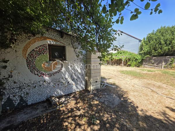 Je vous propose cette maison familiale de 136m² à Nemours, au cœur d’un quartier recherché où tout se fait à pied: écoles, hôpital, commerces, transports ... un quotidien fluide et pratique pour une vie familiale sereine

Au rez de chaussée, une entrée élégante mène à un séjour baigné de lumière, une cuisine indépendante aménagée et équipée, deux chambres, une salle d’eau, un wc, ainsi qu’un bureau offrant un accès direct à l’étage

À l’étage, vous découvrirez deux vastes chambres au charme indéniable et une salle d’eau avec wc, pensées pour le confort et l’intimité de chacun

La maison bénéficie d’un sous‑sol total, d’un jardin clos et arboré avec abri de jardin, et d’une cour permettant le stationnement de plusieurs véhicules

Rénovée avec des matériaux de qualité et un sens du détail remarquable, cette maison offre une atmosphère chaleureuse et raffinée, prête à accueillir une famille en quête de confort, de style et de praticité