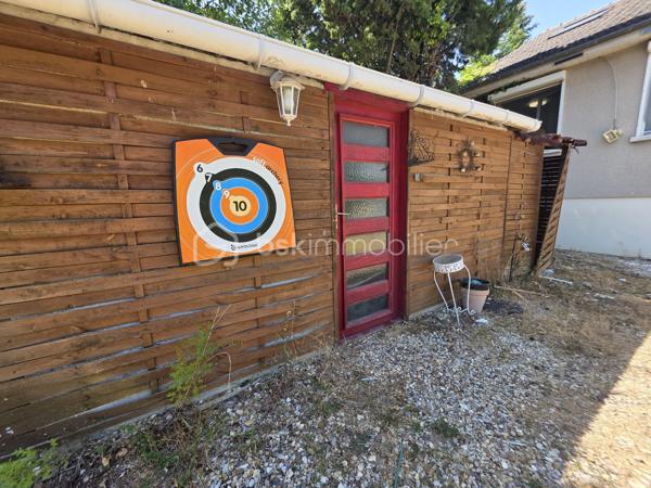 Je vous propose cette maison familiale de 136m² à Nemours, au cœur d’un quartier recherché où tout se fait à pied: écoles, hôpital, commerces, transports ... un quotidien fluide et pratique pour une vie familiale sereine

Au rez de chaussée, une entrée élégante mène à un séjour baigné de lumière, une cuisine indépendante aménagée et équipée, deux chambres, une salle d’eau, un wc, ainsi qu’un bureau offrant un accès direct à l’étage

À l’étage, vous découvrirez deux vastes chambres au charme indéniable et une salle d’eau avec wc, pensées pour le confort et l’intimité de chacun

La maison bénéficie d’un sous‑sol total, d’un jardin clos et arboré avec abri de jardin, et d’une cour permettant le stationnement de plusieurs véhicules

Rénovée avec des matériaux de qualité et un sens du détail remarquable, cette maison offre une atmosphère chaleureuse et raffinée, prête à accueillir une famille en quête de confort, de style et de praticité
