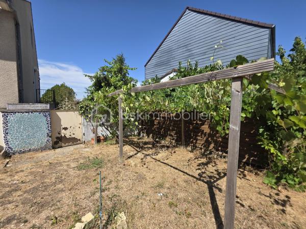 Je vous propose cette maison familiale de 136m² à Nemours, au cœur d’un quartier recherché où tout se fait à pied: écoles, hôpital, commerces, transports ... un quotidien fluide et pratique pour une vie familiale sereine

Au rez de chaussée, une entrée élégante mène à un séjour baigné de lumière, une cuisine indépendante aménagée et équipée, deux chambres, une salle d’eau, un wc, ainsi qu’un bureau offrant un accès direct à l’étage

À l’étage, vous découvrirez deux vastes chambres au charme indéniable et une salle d’eau avec wc, pensées pour le confort et l’intimité de chacun

La maison bénéficie d’un sous‑sol total, d’un jardin clos et arboré avec abri de jardin, et d’une cour permettant le stationnement de plusieurs véhicules

Rénovée avec des matériaux de qualité et un sens du détail remarquable, cette maison offre une atmosphère chaleureuse et raffinée, prête à accueillir une famille en quête de confort, de style et de praticité