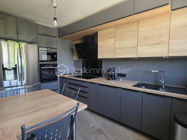 Je vous propose cette maison familiale de 136m² à Nemours, au cœur d’un quartier recherché où tout se fait à pied: écoles, hôpital, commerces, transports ... un quotidien fluide et pratique pour une vie familiale sereine

Au rez de chaussée, une entrée élégante mène à un séjour baigné de lumière, une cuisine indépendante aménagée et équipée, deux chambres, une salle d’eau, un wc, ainsi qu’un bureau offrant un accès direct à l’étage

À l’étage, vous découvrirez deux vastes chambres au charme indéniable et une salle d’eau avec wc, pensées pour le confort et l’intimité de chacun

La maison bénéficie d’un sous‑sol total, d’un jardin clos et arboré avec abri de jardin, et d’une cour permettant le stationnement de plusieurs véhicules

Rénovée avec des matériaux de qualité et un sens du détail remarquable, cette maison offre une atmosphère chaleureuse et raffinée, prête à accueillir une famille en quête de confort, de style et de praticité