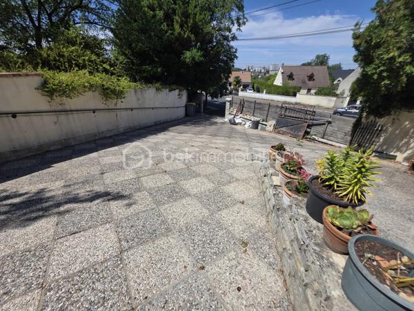Je vous propose cette maison familiale de 136m² à Nemours, au cœur d’un quartier recherché où tout se fait à pied: écoles, hôpital, commerces, transports ... un quotidien fluide et pratique pour une vie familiale sereine

Au rez de chaussée, une entrée élégante mène à un séjour baigné de lumière, une cuisine indépendante aménagée et équipée, deux chambres, une salle d’eau, un wc, ainsi qu’un bureau offrant un accès direct à l’étage

À l’étage, vous découvrirez deux vastes chambres au charme indéniable et une salle d’eau avec wc, pensées pour le confort et l’intimité de chacun

La maison bénéficie d’un sous‑sol total, d’un jardin clos et arboré avec abri de jardin, et d’une cour permettant le stationnement de plusieurs véhicules

Rénovée avec des matériaux de qualité et un sens du détail remarquable, cette maison offre une atmosphère chaleureuse et raffinée, prête à accueillir une famille en quête de confort, de style et de praticité