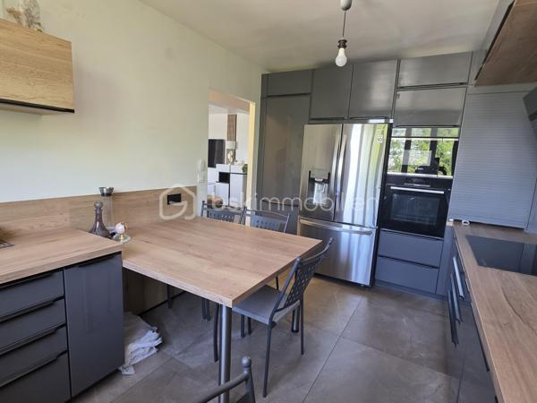 Je vous propose cette maison familiale de 136m² à Nemours, au cœur d’un quartier recherché où tout se fait à pied: écoles, hôpital, commerces, transports ... un quotidien fluide et pratique pour une vie familiale sereine

Au rez de chaussée, une entrée élégante mène à un séjour baigné de lumière, une cuisine indépendante aménagée et équipée, deux chambres, une salle d’eau, un wc, ainsi qu’un bureau offrant un accès direct à l’étage

À l’étage, vous découvrirez deux vastes chambres au charme indéniable et une salle d’eau avec wc, pensées pour le confort et l’intimité de chacun

La maison bénéficie d’un sous‑sol total, d’un jardin clos et arboré avec abri de jardin, et d’une cour permettant le stationnement de plusieurs véhicules

Rénovée avec des matériaux de qualité et un sens du détail remarquable, cette maison offre une atmosphère chaleureuse et raffinée, prête à accueillir une famille en quête de confort, de style et de praticité