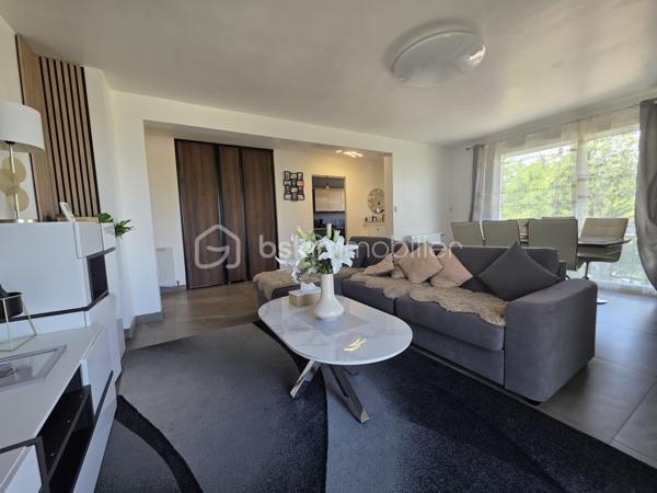 Je vous propose cette maison familiale de 136m² à Nemours, au cœur d’un quartier recherché où tout se fait à pied: écoles, hôpital, commerces, transports ... un quotidien fluide et pratique pour une vie familiale sereine

Au rez de chaussée, une entrée élégante mène à un séjour baigné de lumière, une cuisine indépendante aménagée et équipée, deux chambres, une salle d’eau, un wc, ainsi qu’un bureau offrant un accès direct à l’étage

À l’étage, vous découvrirez deux vastes chambres au charme indéniable et une salle d’eau avec wc, pensées pour le confort et l’intimité de chacun

La maison bénéficie d’un sous‑sol total, d’un jardin clos et arboré avec abri de jardin, et d’une cour permettant le stationnement de plusieurs véhicules

Rénovée avec des matériaux de qualité et un sens du détail remarquable, cette maison offre une atmosphère chaleureuse et raffinée, prête à accueillir une famille en quête de confort, de style et de praticité
