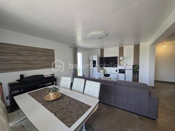 Je vous propose cette maison familiale de 136m² à Nemours, au cœur d’un quartier recherché où tout se fait à pied: écoles, hôpital, commerces, transports ... un quotidien fluide et pratique pour une vie familiale sereine

Au rez de chaussée, une entrée élégante mène à un séjour baigné de lumière, une cuisine indépendante aménagée et équipée, deux chambres, une salle d’eau, un wc, ainsi qu’un bureau offrant un accès direct à l’étage

À l’étage, vous découvrirez deux vastes chambres au charme indéniable et une salle d’eau avec wc, pensées pour le confort et l’intimité de chacun

La maison bénéficie d’un sous‑sol total, d’un jardin clos et arboré avec abri de jardin, et d’une cour permettant le stationnement de plusieurs véhicules

Rénovée avec des matériaux de qualité et un sens du détail remarquable, cette maison offre une atmosphère chaleureuse et raffinée, prête à accueillir une famille en quête de confort, de style et de praticité