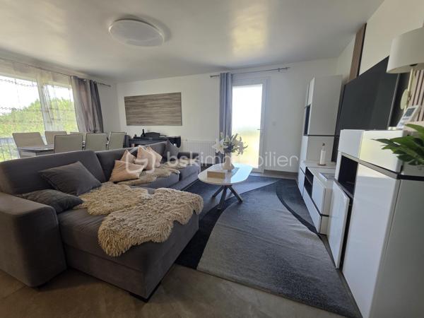 Je vous propose cette maison familiale de 136m² à Nemours, au cœur d’un quartier recherché où tout se fait à pied: écoles, hôpital, commerces, transports ... un quotidien fluide et pratique pour une vie familiale sereine

Au rez de chaussée, une entrée élégante mène à un séjour baigné de lumière, une cuisine indépendante aménagée et équipée, deux chambres, une salle d’eau, un wc, ainsi qu’un bureau offrant un accès direct à l’étage

À l’étage, vous découvrirez deux vastes chambres au charme indéniable et une salle d’eau avec wc, pensées pour le confort et l’intimité de chacun

La maison bénéficie d’un sous‑sol total, d’un jardin clos et arboré avec abri de jardin, et d’une cour permettant le stationnement de plusieurs véhicules

Rénovée avec des matériaux de qualité et un sens du détail remarquable, cette maison offre une atmosphère chaleureuse et raffinée, prête à accueillir une famille en quête de confort, de style et de praticité