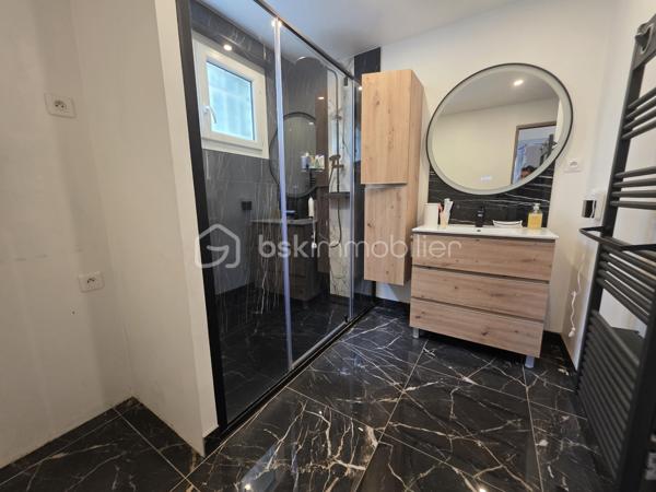 Je vous propose cette maison familiale de 136m² à Nemours, au cœur d’un quartier recherché où tout se fait à pied: écoles, hôpital, commerces, transports ... un quotidien fluide et pratique pour une vie familiale sereine

Au rez de chaussée, une entrée élégante mène à un séjour baigné de lumière, une cuisine indépendante aménagée et équipée, deux chambres, une salle d’eau, un wc, ainsi qu’un bureau offrant un accès direct à l’étage

À l’étage, vous découvrirez deux vastes chambres au charme indéniable et une salle d’eau avec wc, pensées pour le confort et l’intimité de chacun

La maison bénéficie d’un sous‑sol total, d’un jardin clos et arboré avec abri de jardin, et d’une cour permettant le stationnement de plusieurs véhicules

Rénovée avec des matériaux de qualité et un sens du détail remarquable, cette maison offre une atmosphère chaleureuse et raffinée, prête à accueillir une famille en quête de confort, de style et de praticité