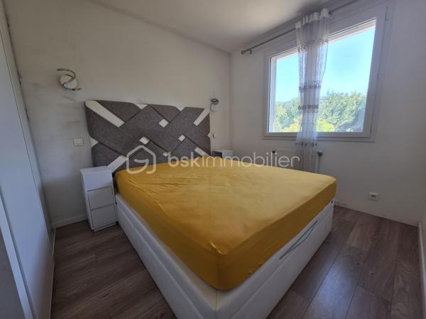 Je vous propose cette maison familiale de 136m² à Nemours, au cœur d’un quartier recherché où tout se fait à pied: écoles, hôpital, commerces, transports ... un quotidien fluide et pratique pour une vie familiale sereine

Au rez de chaussée, une entrée élégante mène à un séjour baigné de lumière, une cuisine indépendante aménagée et équipée, deux chambres, une salle d’eau, un wc, ainsi qu’un bureau offrant un accès direct à l’étage

À l’étage, vous découvrirez deux vastes chambres au charme indéniable et une salle d’eau avec wc, pensées pour le confort et l’intimité de chacun

La maison bénéficie d’un sous‑sol total, d’un jardin clos et arboré avec abri de jardin, et d’une cour permettant le stationnement de plusieurs véhicules

Rénovée avec des matériaux de qualité et un sens du détail remarquable, cette maison offre une atmosphère chaleureuse et raffinée, prête à accueillir une famille en quête de confort, de style et de praticité