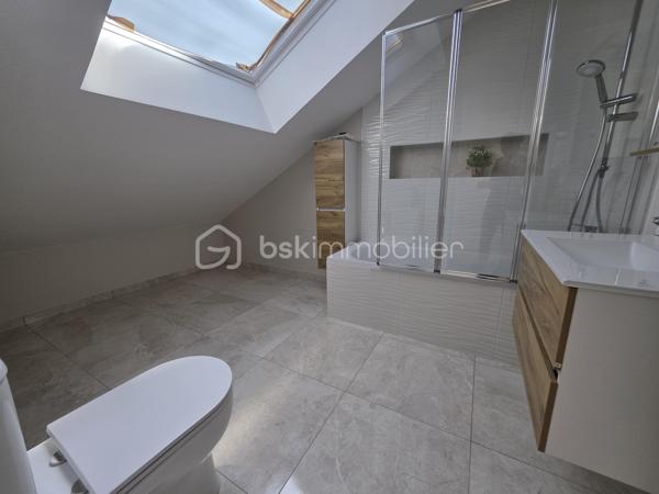 Je vous propose cette maison familiale de 136m² à Nemours, au cœur d’un quartier recherché où tout se fait à pied: écoles, hôpital, commerces, transports ... un quotidien fluide et pratique pour une vie familiale sereine

Au rez de chaussée, une entrée élégante mène à un séjour baigné de lumière, une cuisine indépendante aménagée et équipée, deux chambres, une salle d’eau, un wc, ainsi qu’un bureau offrant un accès direct à l’étage

À l’étage, vous découvrirez deux vastes chambres au charme indéniable et une salle d’eau avec wc, pensées pour le confort et l’intimité de chacun

La maison bénéficie d’un sous‑sol total, d’un jardin clos et arboré avec abri de jardin, et d’une cour permettant le stationnement de plusieurs véhicules

Rénovée avec des matériaux de qualité et un sens du détail remarquable, cette maison offre une atmosphère chaleureuse et raffinée, prête à accueillir une famille en quête de confort, de style et de praticité