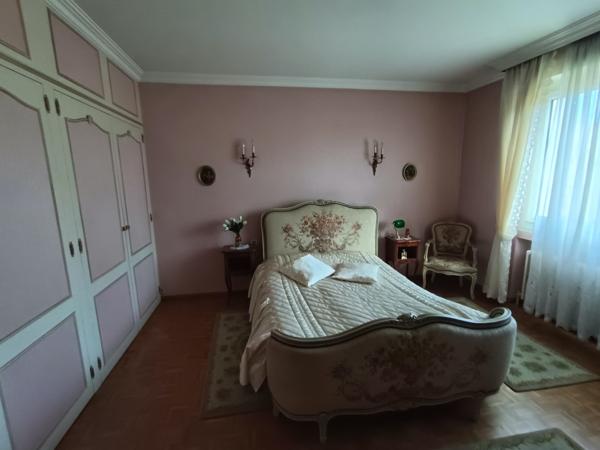 Maison
                                                                                                                                                                                                                                                                                                                        6 pièce(s)                                                                                                                                                                                                          3 chambre(s)                                                                                                                                                                                                          141  m²