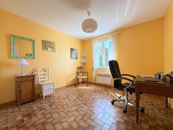 À VENDRE  84530 VILLELAURE MAISON PLAIN-PIED TYPE 6 PIECES D'ENVIRON 170M² AVEC GARAGE, JARDIN ET PISCINE