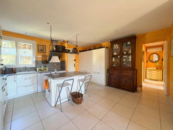 À VENDRE  84530 VILLELAURE MAISON PLAIN-PIED TYPE 6 PIECES D'ENVIRON 170M² AVEC GARAGE, JARDIN ET PISCINE