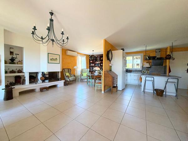 À VENDRE  84530 VILLELAURE MAISON PLAIN-PIED TYPE 6 PIECES D'ENVIRON 170M² AVEC GARAGE, JARDIN ET PISCINE