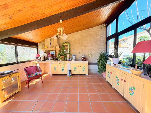 À VENDRE  84530 VILLELAURE MAISON PLAIN-PIED TYPE 6 PIECES D'ENVIRON 170M² AVEC GARAGE, JARDIN ET PISCINE