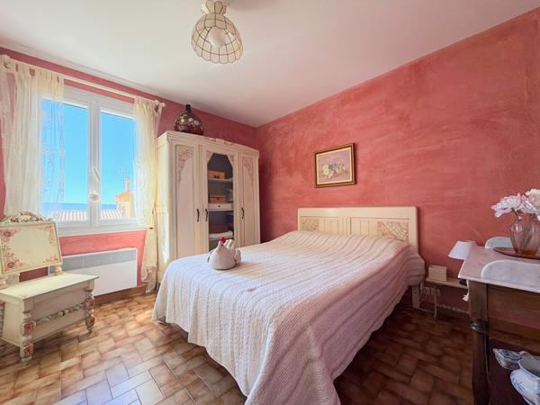 À VENDRE  84530 VILLELAURE MAISON PLAIN-PIED TYPE 6 PIECES D'ENVIRON 170M² AVEC GARAGE, JARDIN ET PISCINE