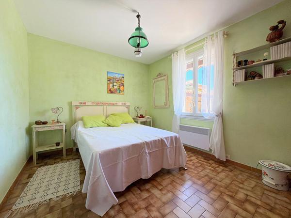 À VENDRE  84530 VILLELAURE MAISON PLAIN-PIED TYPE 6 PIECES D'ENVIRON 170M² AVEC GARAGE, JARDIN ET PISCINE