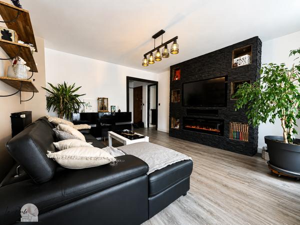 T3 de 75 m² • 2 LOGGIAS • TERRASSE • 2 GARAGES • 1 PARKING • 1 CAVE Un appartement lumineux et entièrement rénové, offrant de beaux volumes et des prestations rares à proximité du centre-ville