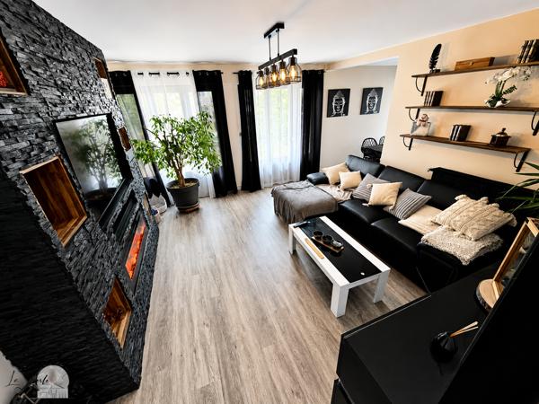 T3 de 75 m² • 2 LOGGIAS • TERRASSE • 2 GARAGES • 1 PARKING • 1 CAVE Un appartement lumineux et entièrement rénové, offrant de beaux volumes et des prestations rares à proximité du centre-ville