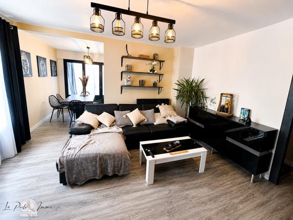 T3 de 75 m² • 2 LOGGIAS • TERRASSE • 2 GARAGES • 1 PARKING • 1 CAVE Un appartement lumineux et entièrement rénové, offrant de beaux volumes et des prestations rares à proximité du centre-ville