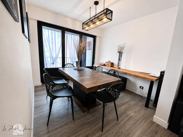 T3 de 75 m² • 2 LOGGIAS • TERRASSE • 2 GARAGES • 1 PARKING • 1 CAVE Un appartement lumineux et entièrement rénové, offrant de beaux volumes et des prestations rares à proximité du centre-ville